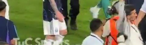 开云真人-上场曾被毛里塔尼亚包围！今日梅西被安保围住保护，梅西有些不满