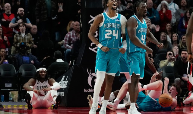 开云棋牌app-米勒23+9阿夫迪亚22+7 黄蜂客场险胜开拓者